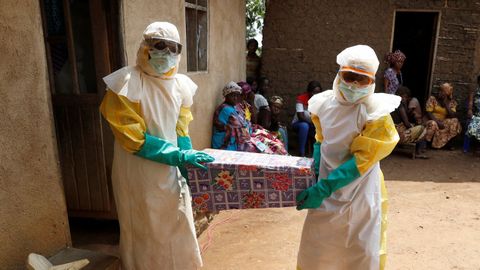 Voluntarios portan un f�retro con un ni�o en una provincia del Congo en la que se registr� un brote de �bola