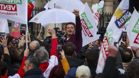 Ventura, favorito. Las encuestas apuntan a que  el ultraderechista Andr� Ventura (en la imagen el viernes en un acto de campa�a en la afueras de Lisboa)  quedar�a primero en las elecciones de este domingo, y disputar�a la segunda vuelta con el exministro socialista Ant�nio Jos� Seguro. Pero los pron�sticos apuntan a que no ganar�a en febrero. 