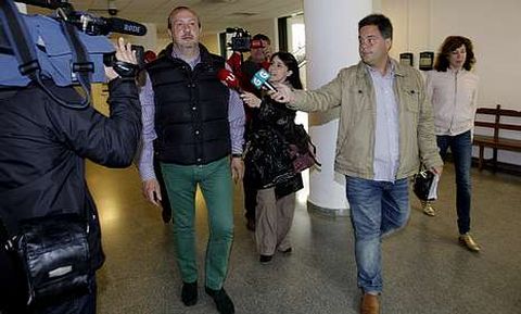 Jorge Dorribo, ayer, en los juzgados de Lugo. Su mujer es la primera por la derecha.