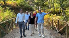 Alfonso Villares, a la izquierda, durante su visita a la senda del vivero de Os Trollos