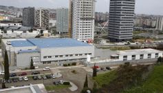 El edificio ya luce nuevas fachadas y quedan por finalizar las obras que se centran en el inmueble anexo (derecha). 