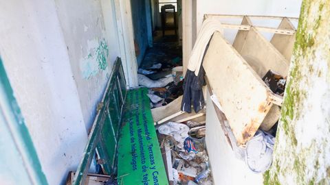 Interior de la casa con basura y okupada en el 594 de la carretera de Castilla
