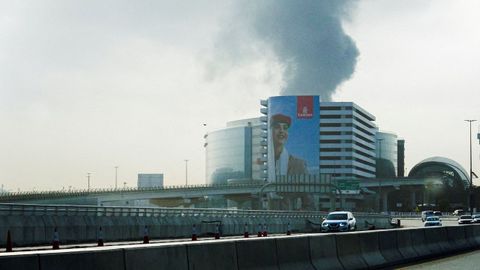 El aeropuerto de Dub�i, tras ser atacado.