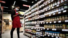 
Un empleado prepara los pedidos de los clientes en una tienda de alimentos org�nicos Naturalia operada por Casino Group, luego del brote de la enfermedad por coronavirus, en Bretigny-sur-Orge, cerca de Par�s, Francia