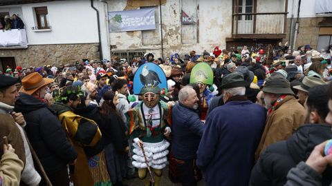 Estrea do peliqueiro no entroido de Laza e reparto de bica na Picota.