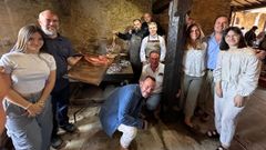 Los responsables del proyecto Mi�a Terra, del CIAM, cocineros e invitados, en la lareira con chuletones de cachena gallega.