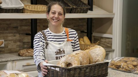 Cristina Castro, al frente de la panadería Santa Rita de Xuvia mostrando sus panes