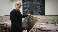 Manuel, con algunas de las pizarras en las que escribe los platos de Catador