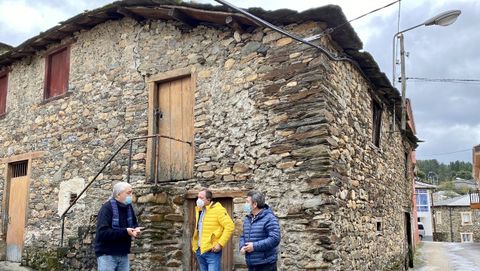 El alcalde Jos� Luis Maceda (de amarillo) visit� el edificio donde se construir� el albergue
