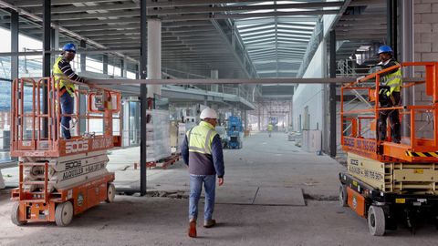 Dársena de pasajeros, con vista a la plataforma de los buses, en la que continúan trabajando los operarios.