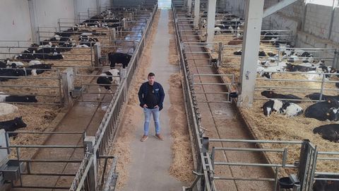 Jonathan Cives es el responsable de este cebadero de Mazaricos, con capacidad para 500 ejemplares