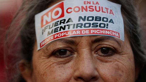 Una mujer hace se manifiesta por el no en el referendo ecuatoriano