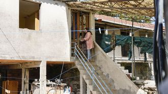 La gallega Susana Saavedra cierra la puerta de su casa, en A Granxa.