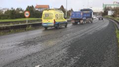 Ambulancia ralentizada por el paso de un cami�n que utiliz� el carril izquierdo de la calzada para esquivar la zona da�ada.