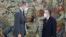 Felipe VI recibe a Herrero de Mi��n. El rey saluda al presidente de la Secci�n Primera del Consejo de Estado durante una reuni�n en la Zarzuela. Herrero de Mi��n, uno de los siete padres de la Constituci�n, entreg� ayer al rey un ejemplar de su �ltimo libro �XXI ensayos de Derecho Constitucional comparado�