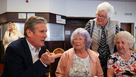 Starmer habla con tres mujeres durante una sesi�n con pensionistas en Wakefield