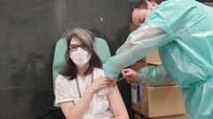Raquel Souto, enfermera de Urgencias del Chuac, recibe la segunda dosis de la vacuna contra el coronavirus
