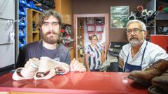 Marcos (izquierda), Jos&eacute; y Mar&iacute;a Dolores, el jueves en el nuevo local del taller O R&aacute;pido