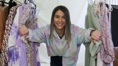 Alba, retratada en la oficina de Ant the label, en la calle Sarta�a. All� prepara los pedidos, tiene su m�quina de coser y tambi�n un set en el que se toman las fotos de la web. Ahora quiere ampliar la colecci�n con prendas para todas las edades, no solo de estilo juvenil, y desde hace poco tambi�n hace dise�os a medida