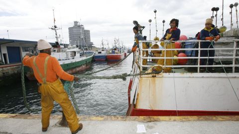Migrantes enrolados en un pesquero gallego atracando en puerto (foto de archivo)