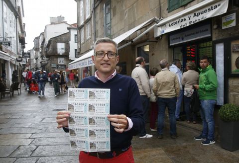 José Luis, en su administración de Porta Faxeira, con décimos d?el número premiado.