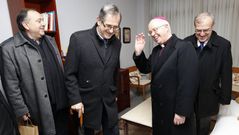 El arzobispo, con los alcaldes de A Laracha y Carballo y el responsable de C�ritas Diocesana.