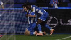 Bil Nsongo abraza a No� Carrillo en la celebraci�n del gol ante el Mallorca en Riazor