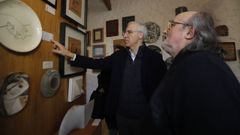 El conselleiro de Industria, Francisco Conde, visitando las instalaciones de Regal-Xunqueira este mircoles con el ceramista Alfonso Otero Regal