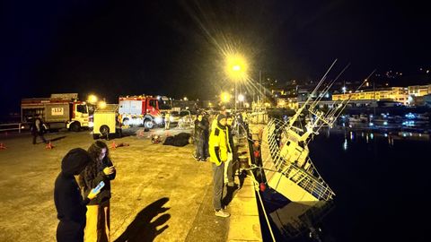 O Saburil estaba atracado en el puerto de Muros cuando comenzó a hundirse