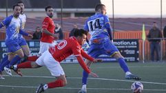 Imagen del partido de la primera vuelta ente el Arz&uacute;a y el Boimorto, con Brais Pedreira (dorsal 14).