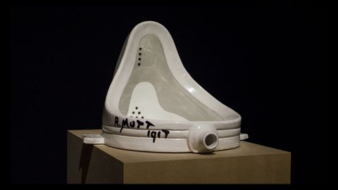 En el mundo del arte, es el inodoro de porcelana ms influyente del siglo XX. Se realiz en 1917, una poca en la que convivan varias vanguardias. Marcel Duchamp firm la obra con el seudnimo R. Mutt.