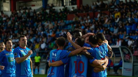 El equipo azuln celebra uno de los goles de Soares