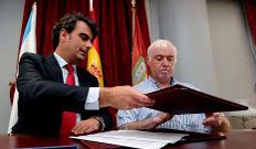 Diego Calvo y Perfecto Fuentes, durante la firma del convenio, ayer. 