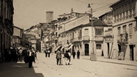 La vivienda, a la derecha, cuando en la planta baja estaba el Palacio del Mueble