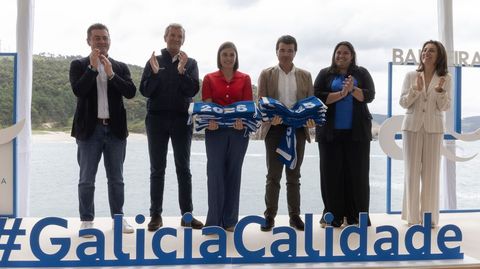 Los concejales Paula Martnez y Juan Deza recogen las banderas azules de Sanxenxo