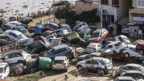 Decenas de vehculos acumulados tras el paso de la dana en el barrio de la Torre, en Valencia