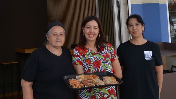 Anglica Gallegos, en el centro, con su hermana Rosa y Eva, la cocinera