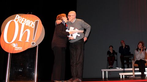 Carmen Gayo entrega a Etelvino V�zquez su Oh! honor�fico