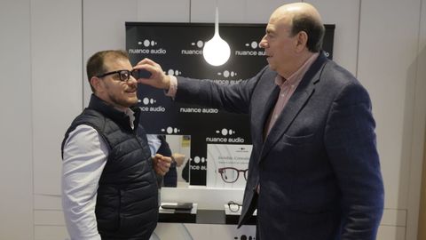 Presentaci�n en la �ptica S�nchez Rubal de unas gafas que mejoran la visi�n pero tambi�n la audici�n 