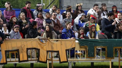 P�blico en las gradas del campo de tierra de los Escolapios durante las justas medievales, protagonizadas por los especialistas de H�pica Celta