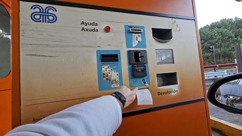 Imagen del pago en el peaje de la AP-9, que gestiona Audasa