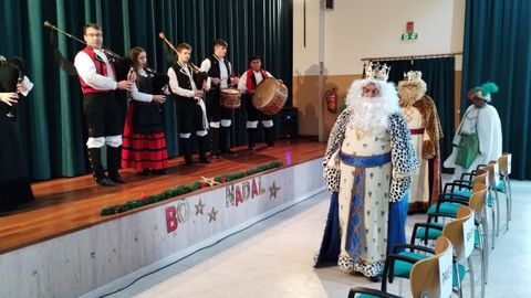 Los Reyes Magos se presentaron en Bveda en el centro sociocultural, a salvo de posibles chaparrones