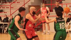 Vicente Pi��n mueve el bal�n durante el partido del s�bado ante el Allariz.