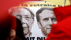 Una pancarta con el rostro de la primera ministra Borne y Macron, en una manifestaci�n contra la reforma de las pensiones en la ciudad de Rennes, el pasado 10 de enero. 