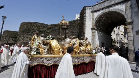Procesión diante da Muralla