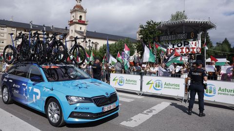 El coche del equipo Israel-Tech pasa delante los manifestantes que muestran su apoyo a Palestina y su rechazo a la participaci�n del equipo Israel Tech en la salida de la decimoquinta etapa de la Vuelta ciclista a Espa�a