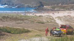 Gran despliegue de medios en un nuevo rescate de tres surfistas en la playa de O Baleo, en Valdovi�o