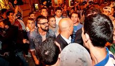 En el centro de la imagen, el presidente de la AFE, increpado por aficionados del Deportivo.
