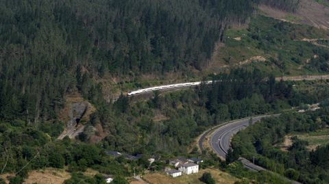 Un tren a punto de entrar en uno de los t�neles de la l�nea Monforte-Leon