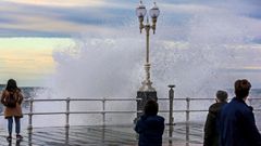 Varias personas observan las olas en el Muro de San Lorenzo de Gij�n, donde el temporal mar�timo de los �ltimos d�as ha provocado da�os valorados en 15.916 euros, seg�n los t�cnicos de obras p�blicas del Ayuntamiento